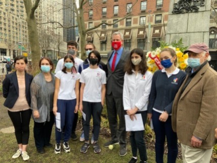 Students from La Scuola d’Italia, NYC, gather with Mayor Bill de Blasio and the day’s coordinator Uff. Mico Licastro. Poetry readings by students were delightful.